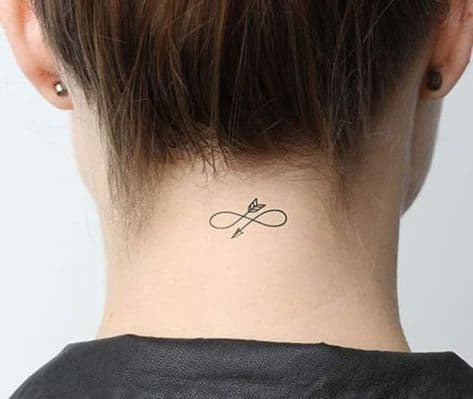 tatuagem feminina com símbolo do infinito