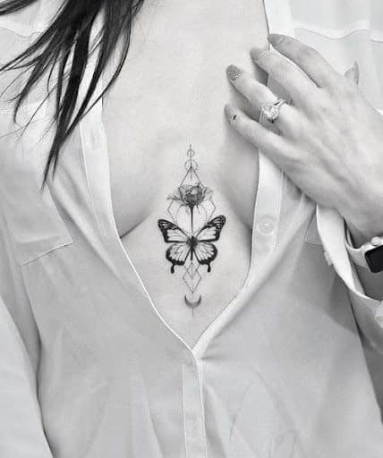 tatuagem feminina de borboleta entre os seios