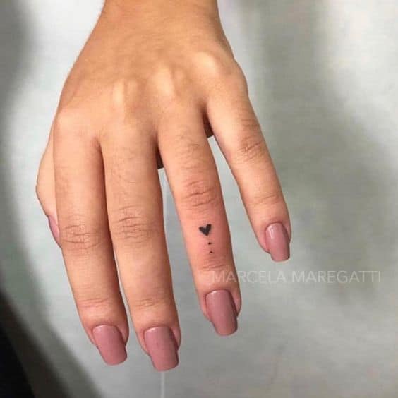 tattoo de coração no dedo