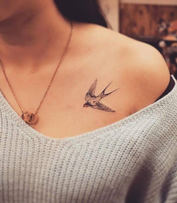 tatuagem de andorinha no ombro