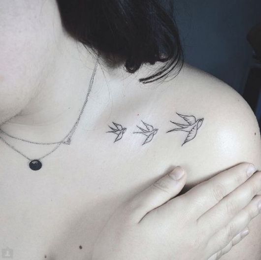 tatuagem feminina de andorinhas