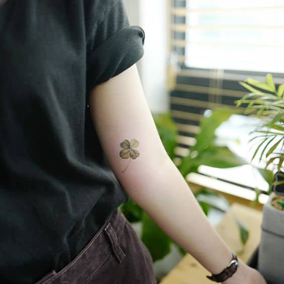 tatuagem de trevo no braço