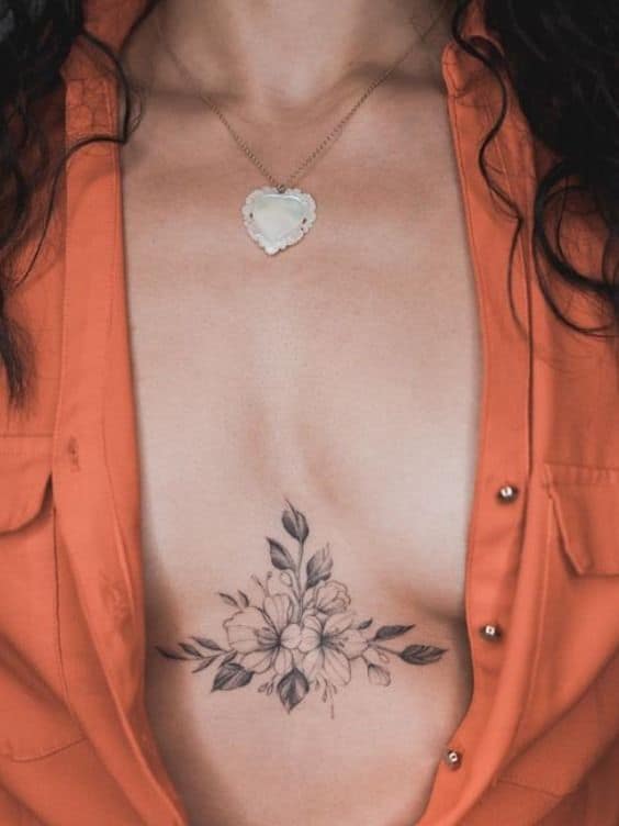 tatuagem feminina de flor