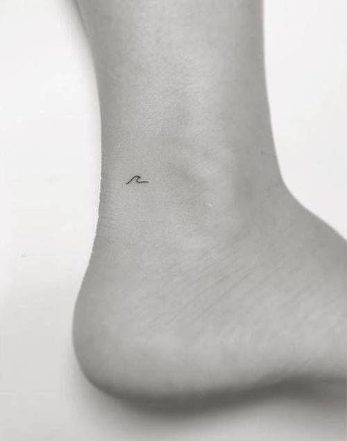 tatuagem de onda no tornozelo