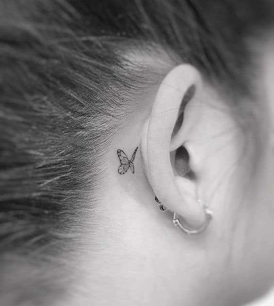 tatuagem de borboleta atrás da orelha