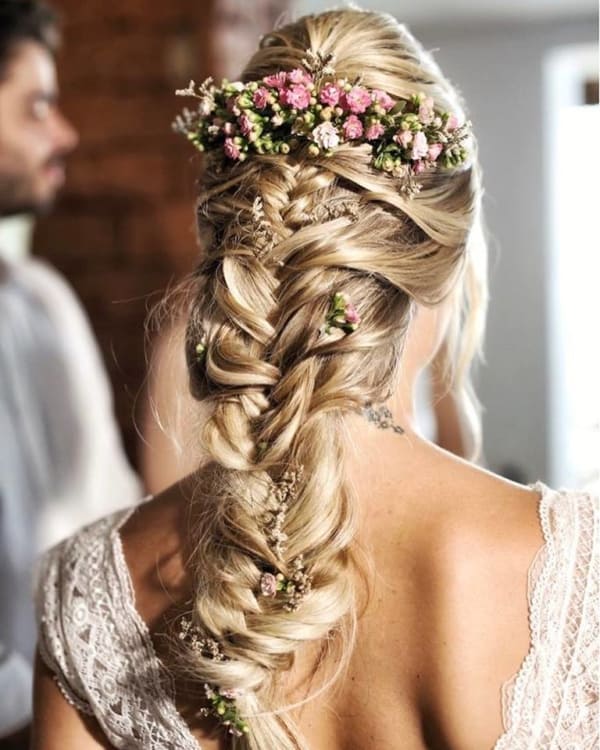 Penteado com trança e grinalda de flores