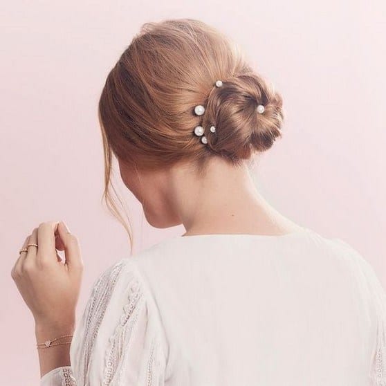 Penteado simples com pérolas