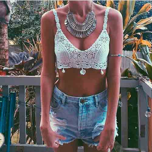 Top de crochê com colar e short jeans