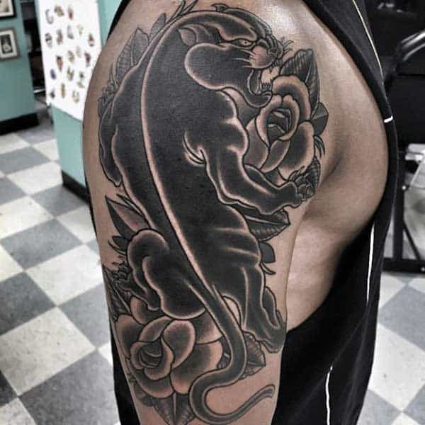 pantera negra tatuada no ombro