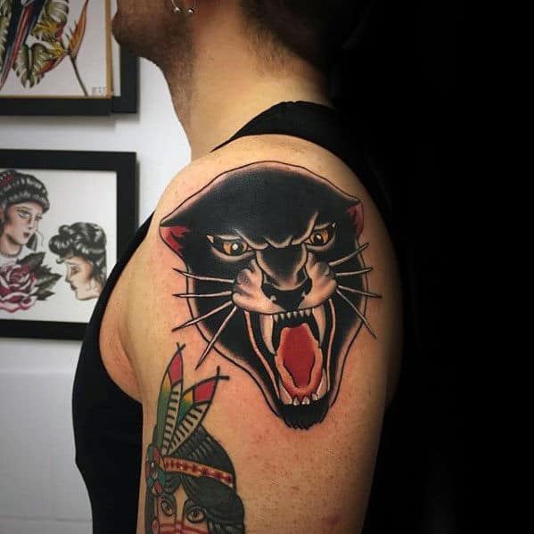 tattoo no ombro de pantera negra