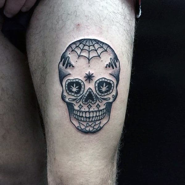 tatuagem na coxa masculina caveira mexicaa