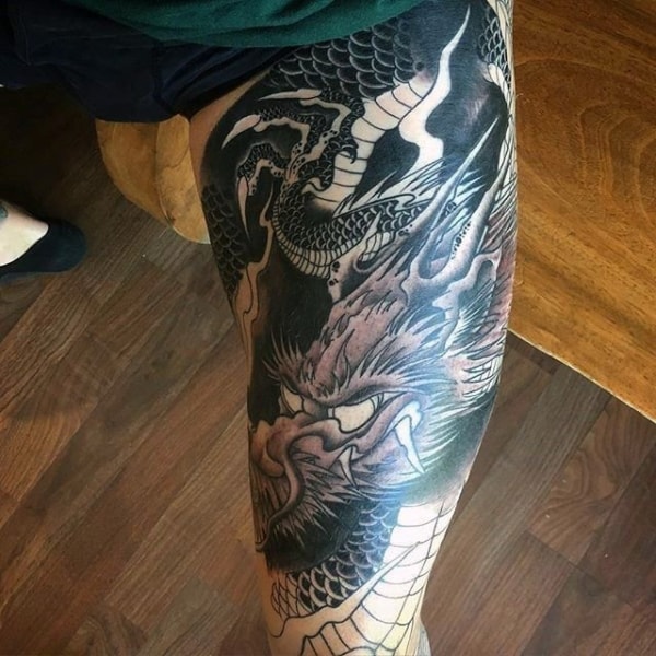 tatuagem na coxa masculina de dragão