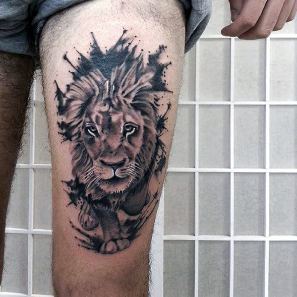 tatuagem na coxa masculina de leão