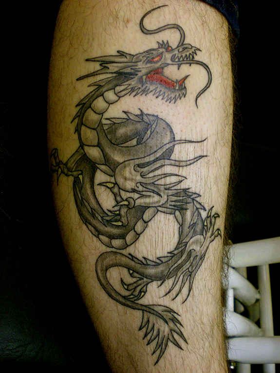 tatuagem na coxa masculina dragon