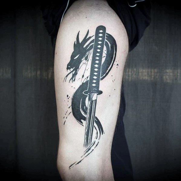 tatuagem na coxa masculina dragão preto