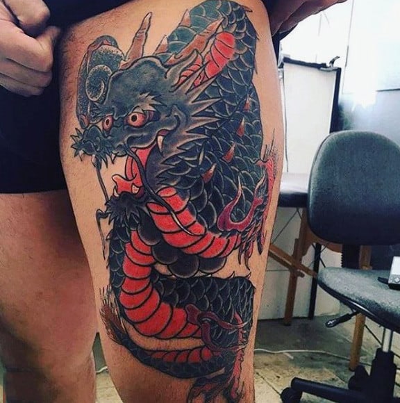 tatuagem na coxa masculina dragão