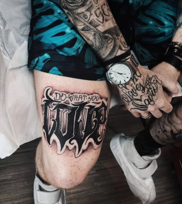 tatuagem na coxa masculina escrita grande