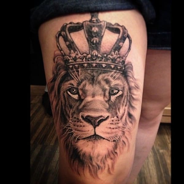 tatuagem na coxa masculina leão com coroa