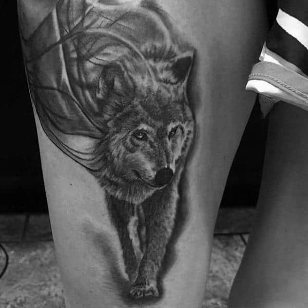 tatuagem na coxa masculina lobo de pé