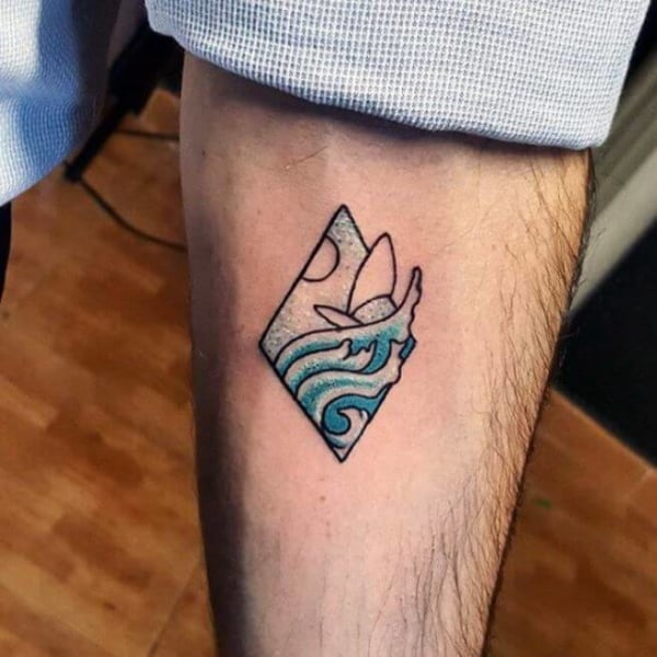 tatuagem na coxa masculina pequena de onda