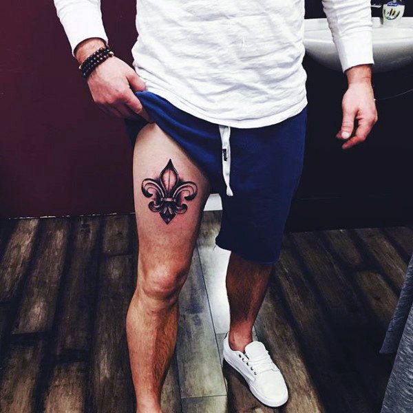 tatuagem na coxa masculina pequena