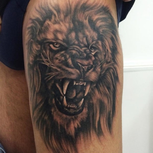 tatuagem na coxa masculina rosto de leão