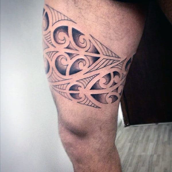 tatuagem na coxa masculina tribal simples