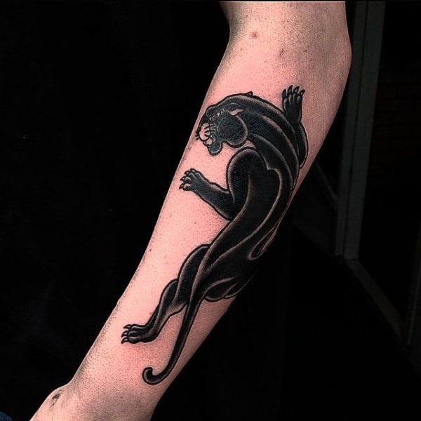 tatuagem pantera negra no braço grande