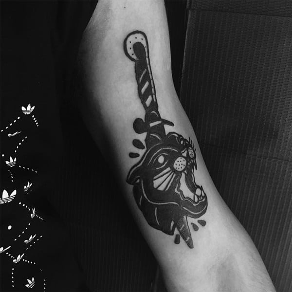 tatuagem pantera negra no braço old school