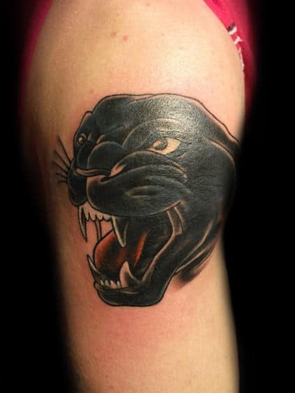 tatuagem pantera negra no braço rosto