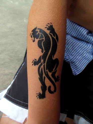 tatuagem pantera negra no braço tribal