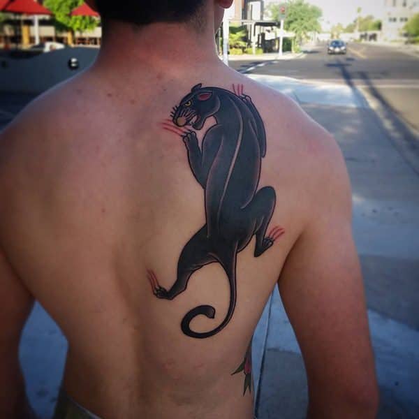tatuagem pequena de pantera nas costas