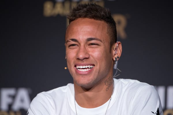 Neymar com cabelo curto e repicado