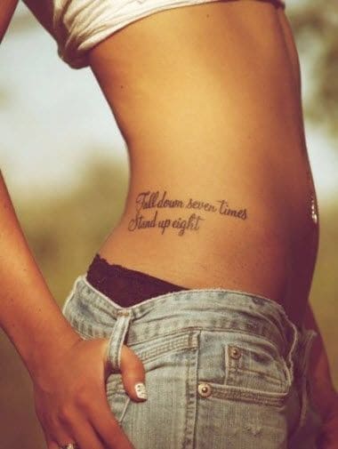 Featured image of post Tatuagem Feminina Frases Na Cintura O bra o uma parte perfeita para quem deseja tatuar uma frase curta que possu um significado importante em sua vida