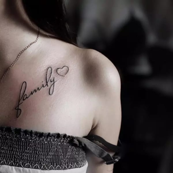 tatuagem feminina em homenagem a família