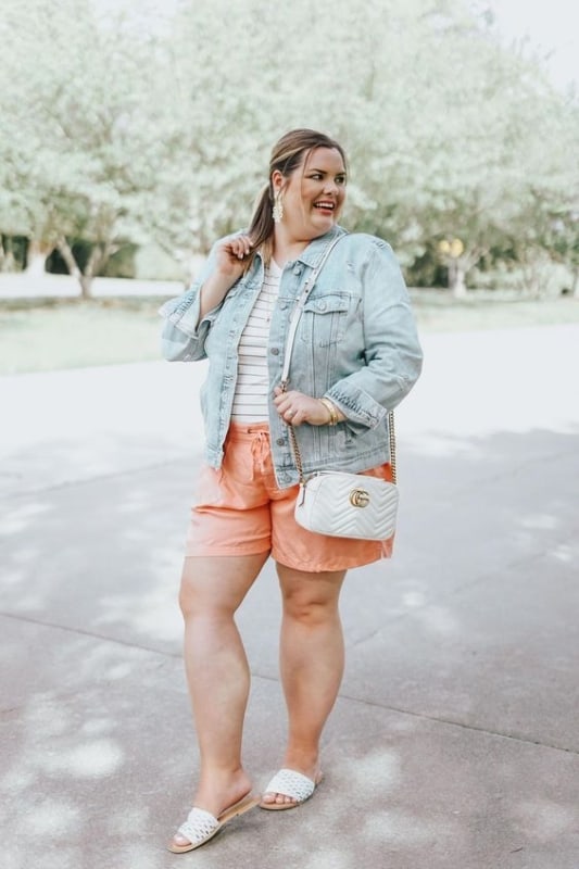 look verão com short e jaqueta jeans plus size