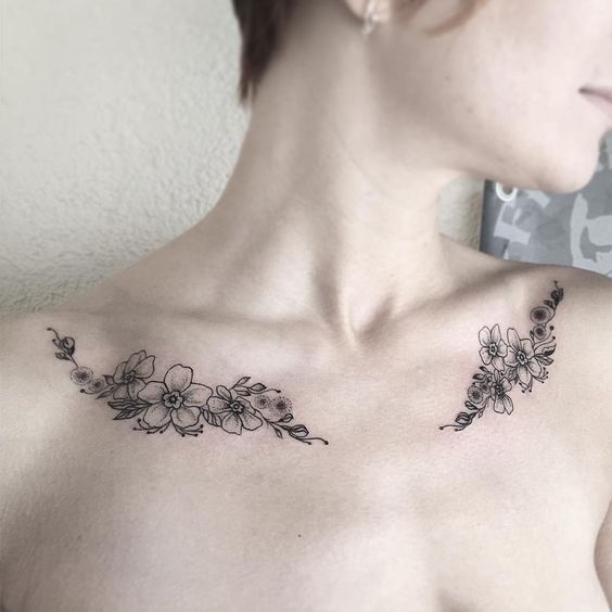 tatuagem floral na clavícula