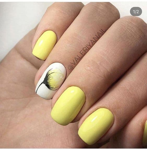 unha amarelo claro com nail art de flor