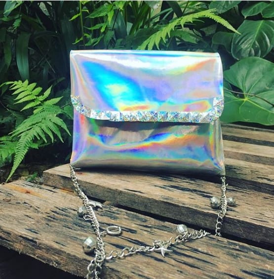 bolsa holográfica com alça de corrente