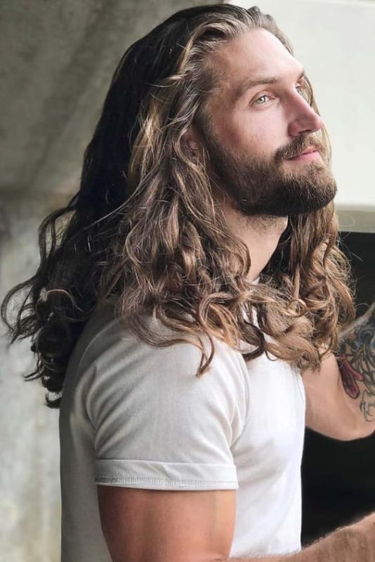 cabelo masculino longo com barba