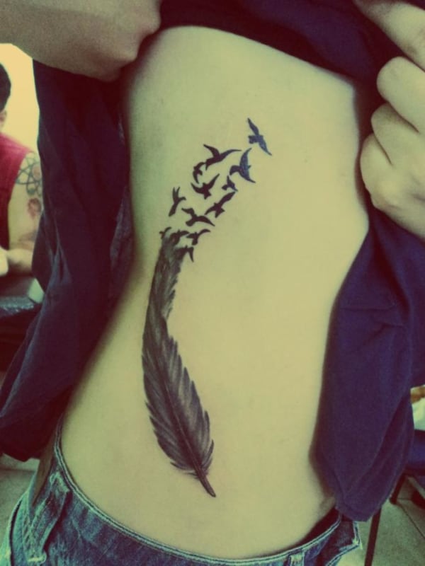 tattoo de pena com pássaros
