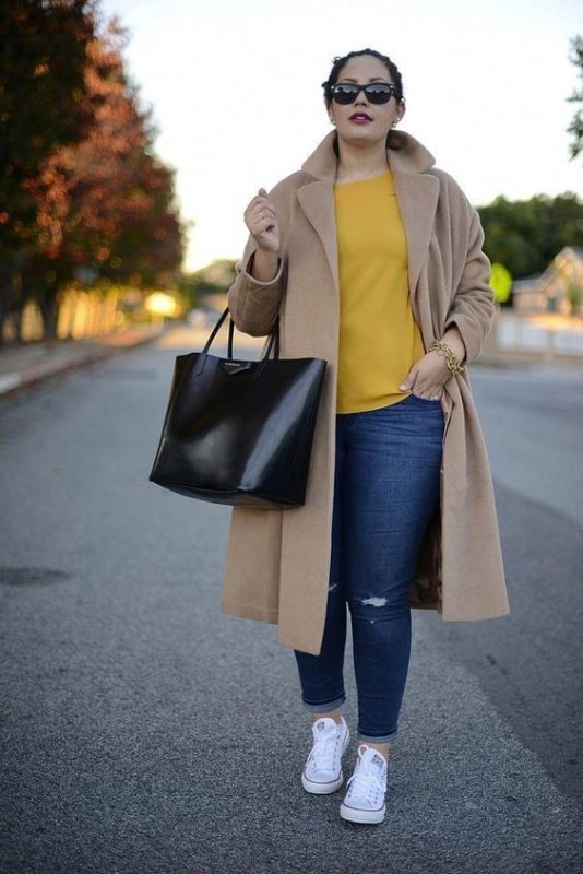look feminino com calça jeans e casaco de inverno
