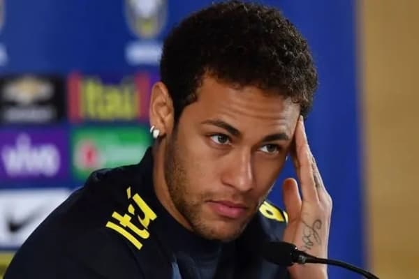 Neymar com corte de cabelo cacheado curto