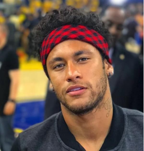 Neymar com cabelo cacheado