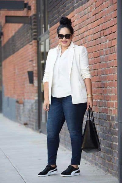 look plus size com calça jeans e blazer