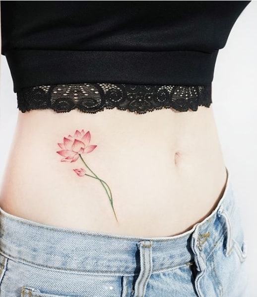 tattoo delicada de flor na cintura