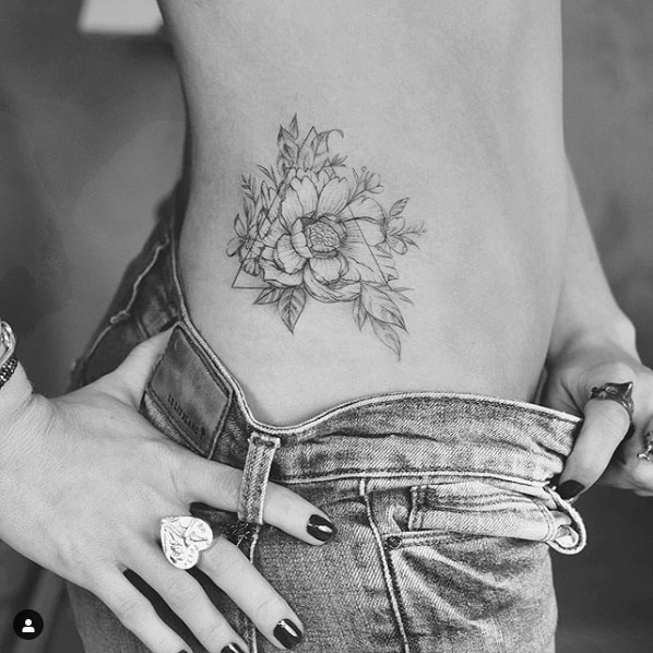 tatuagem moderna de flor