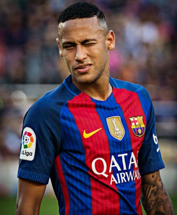 Neymar com cabelo cacheado curto e laterais raspadas