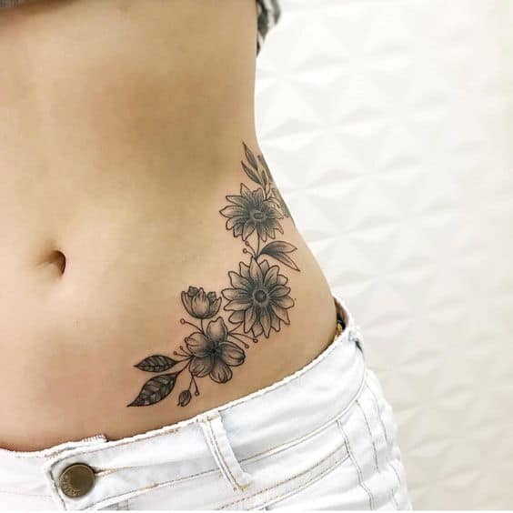 tatuagem de flor em preto e branco