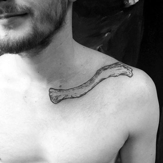 tatuagem masculina na clavícula